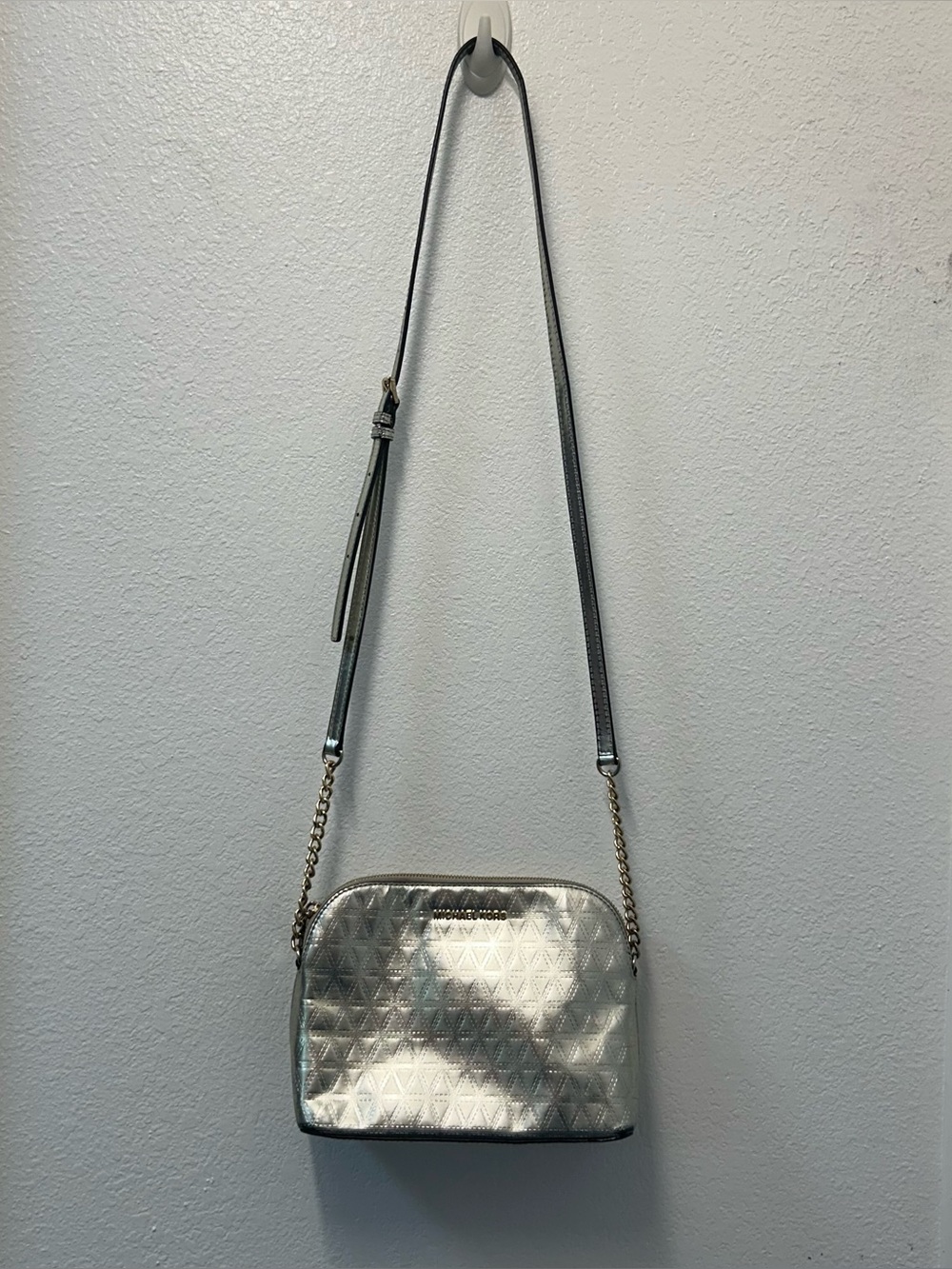 Michael Kors Cindy Large Dome Crossbody Silver metallic Saffiano leather